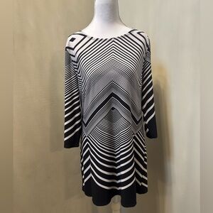 Misia Black & White Geometric Chevron Tunic Top (Style RSM10283P393) – Size M 🖤